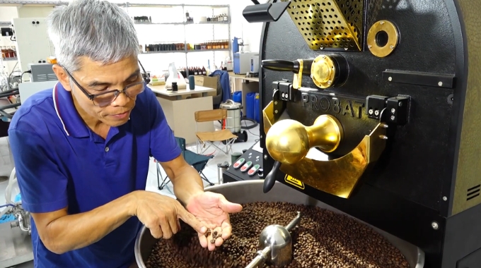 Hình ảnh huyên gia đang chuyên sẻ về Cà phê Robusta Sẻ nhân xanh của Jan's Atisha